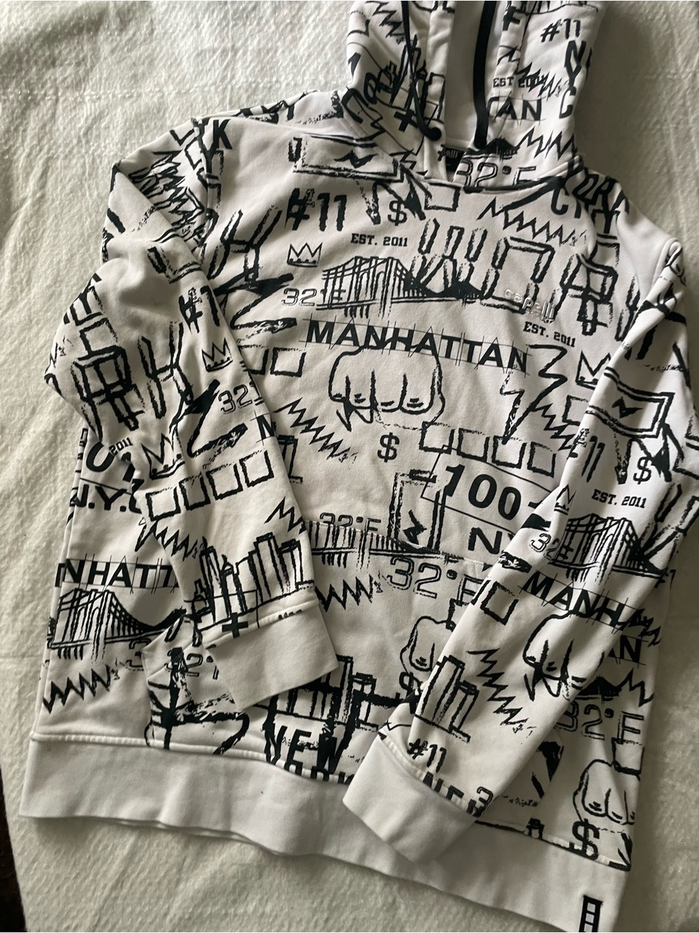 Capelli of New York Black and White Graphic Pullover - Picture 6 of 6